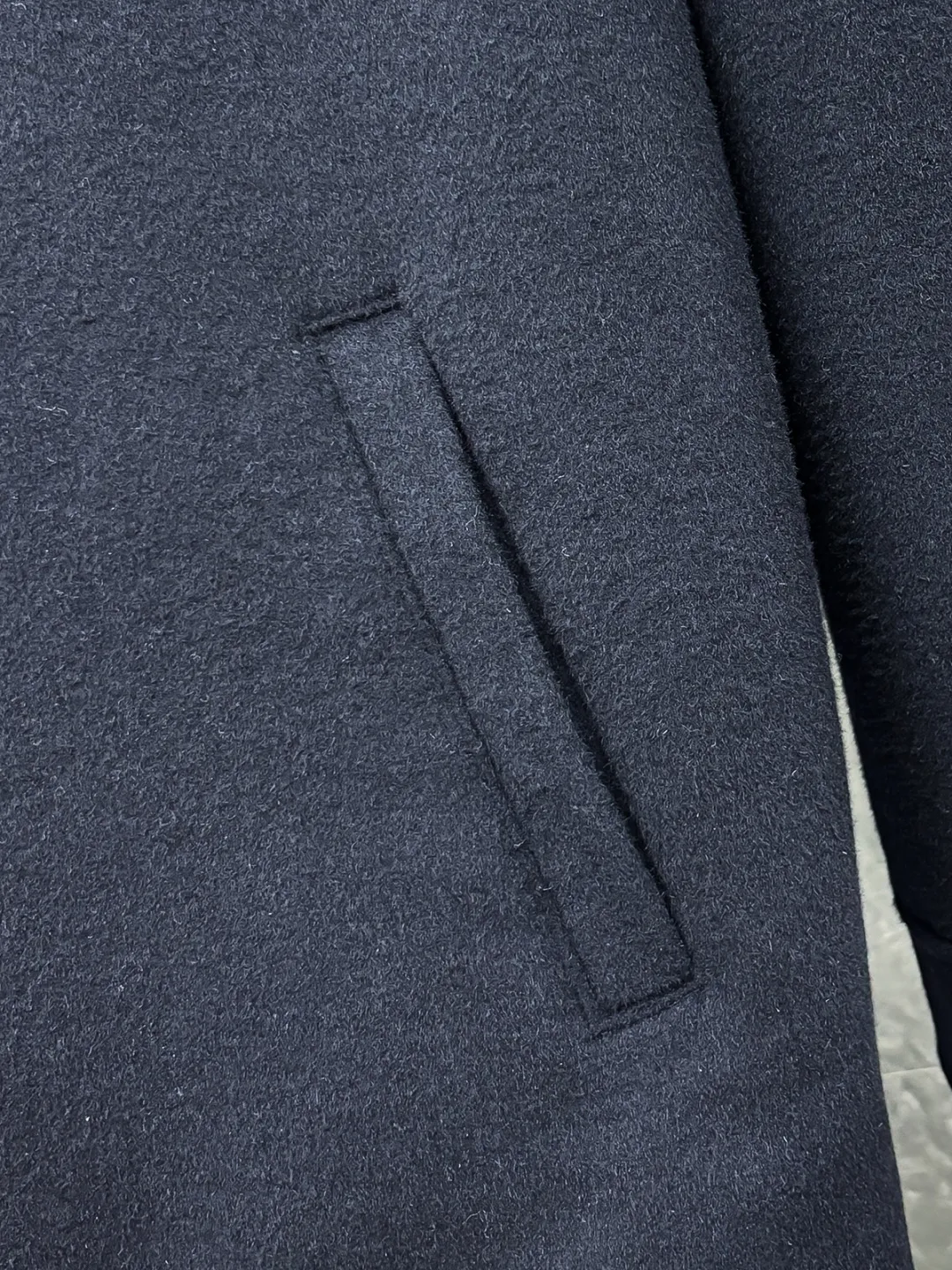 (Purely handmade) LP & Nuoyoupanya Premium men’s wardrobe must-have pure handmade cashmere wool coat. Each piece is sewn by hand. Seamless inside. Regarding style and design: If the long coat made of woolen material is too picky about "hardware" and "software", then this group of short coats is enough to accommodate. The streamlined small lapels and straight micro silhouette make the overall style minimalist and youthful at the same time. About the fabric and technology: It is made of 80 wool, 10% mulberry silk, 10% cashmere. The wool is specially processed by imported equipment from Italy, which makes the texture of the cloth quite excellent, with a fluffy and saturated velvet texture. The fabric is soft, delicate and high-end, and the garments have super wrinkle resistance. The entire jacket is hand-sewn by a master craftsman stitch by stitch, and is produced with great ingenuity. Dark stitches are used to outline the edges and three-dimensional contours, keeping the garment minimalist while showing the craftsmanship value. Every stitch and proportion is carefully arranged. Sizes: S-2XL